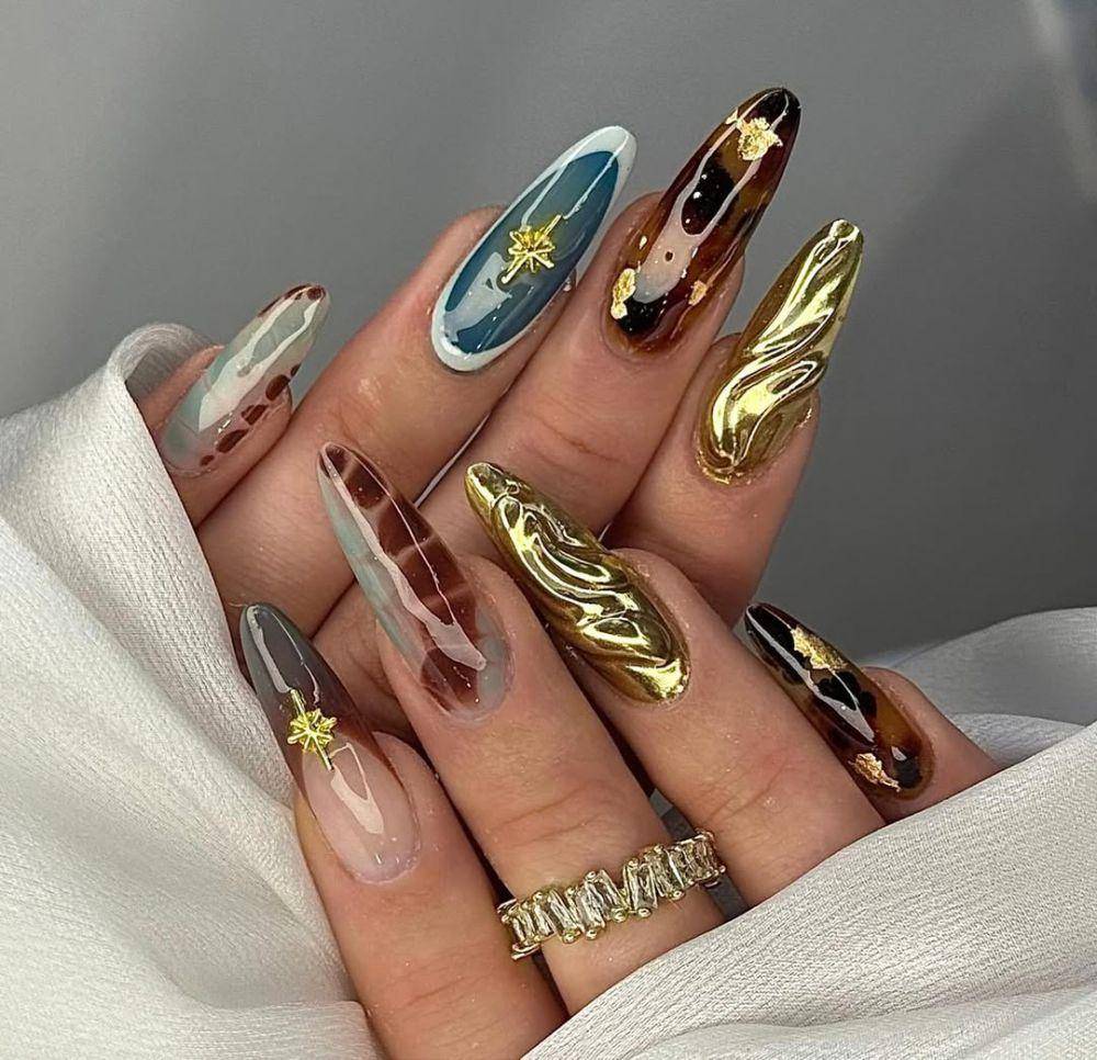 nail art untuk rayakan Natal (instagram.com/prettywth.julia)
