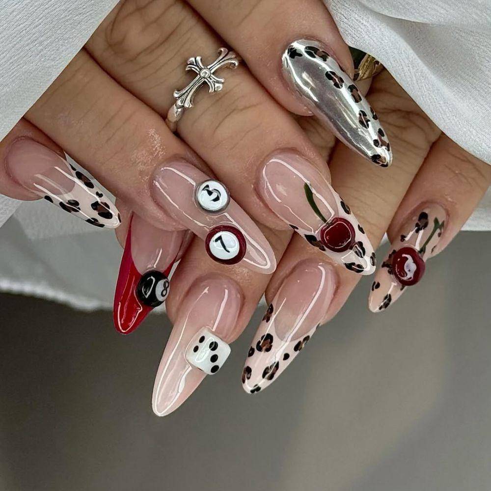 nail art untuk rayakan Natal (instagram.com/prettywth.julia)