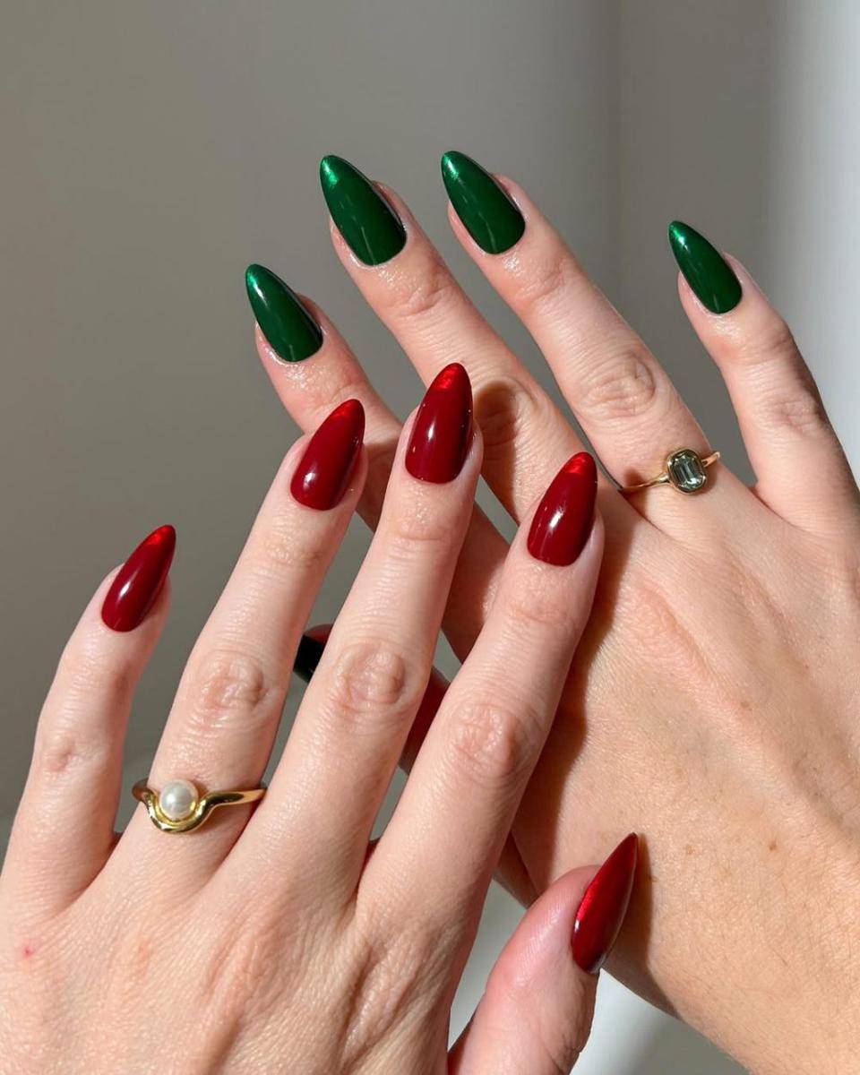 nail art untuk rayakan Natal (instagram.com/lightslacquer)