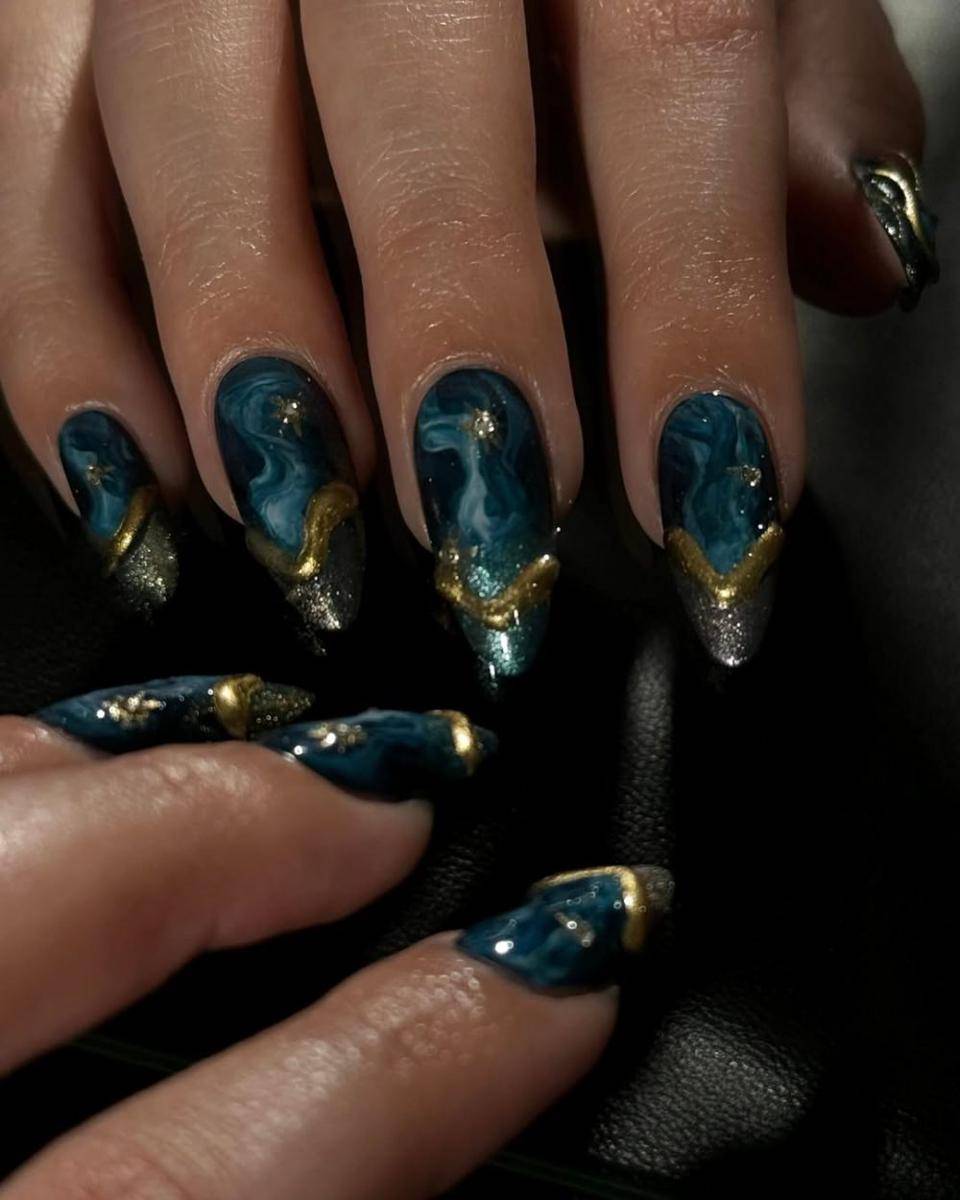 nail art untuk rayakan Natal (instagram.com/lightslacquer)