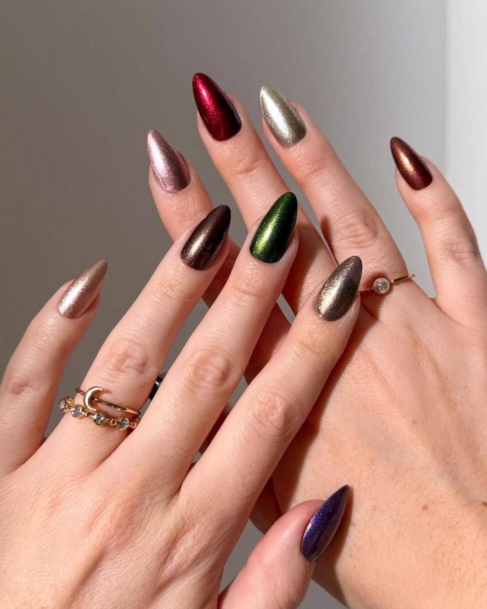 nail art untuk rayakan Natal (instagram.com/lightslacquer)