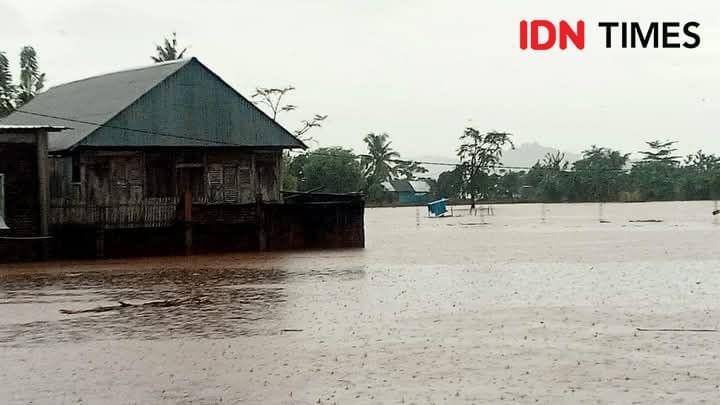 Foto rumah dan lahan pertanian warga direndam banjir (Dok/Istimewa)