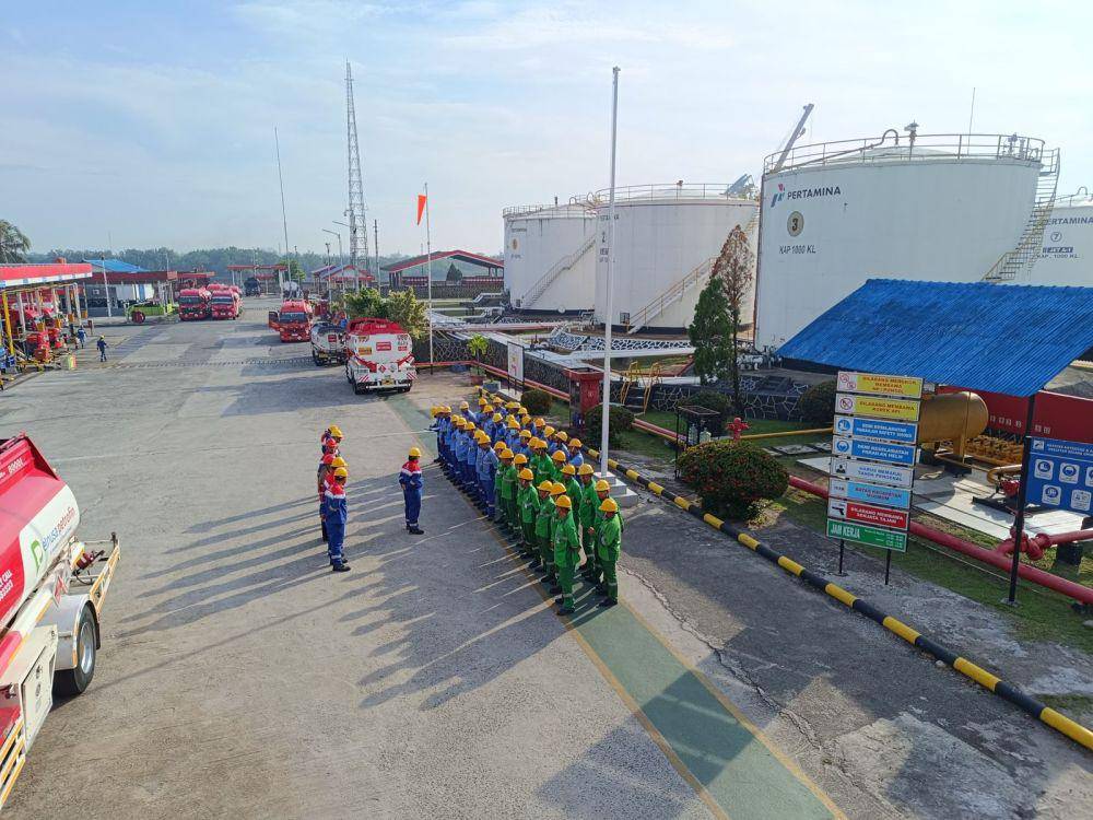 Para awak mobil tangki siap bertugas menyuplai BBM selama Nataru 2024/2025. (dok Elnusa Petrofin)