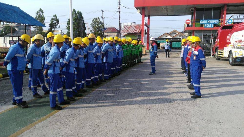 Para awak mobil tangki siap bertugas menyuplai BBM selama Nataru 2024/2025. (dok Elnusa Petrofin)