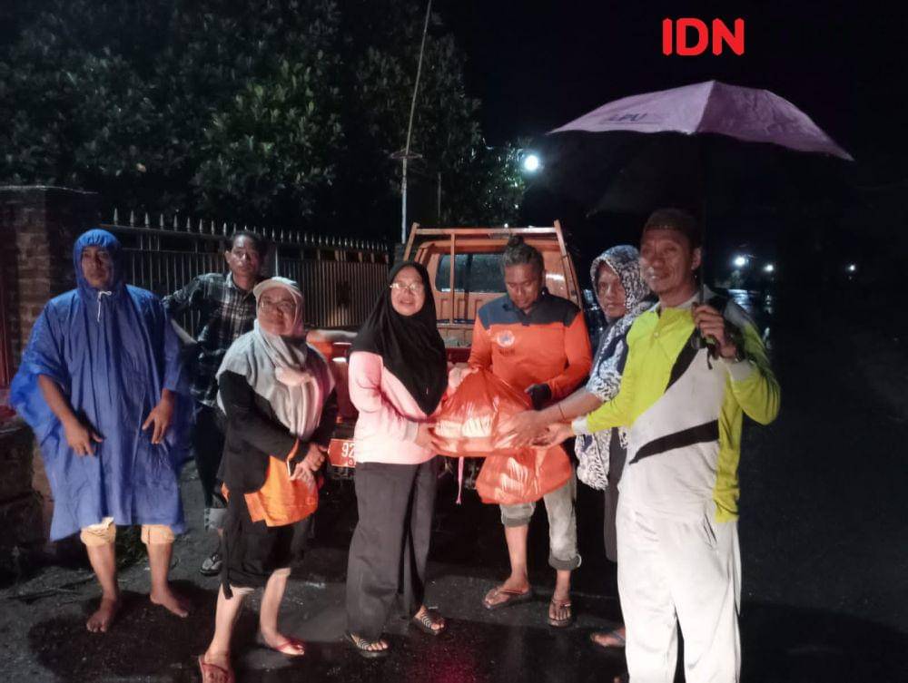 Foto saat tim BPBD Bima salurkan bantuan tanggap darurat ke korban terdampak (Dok/BPBD Bima)