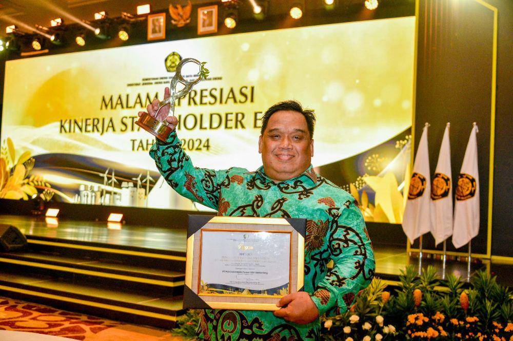 Erwin Putranto, Senior Manager PT PLN Indonesia Power UBP Semarang menunjukkan piala penghargaan dari Kementerian ESDM. (IDN Times/Fariz Fardianto)