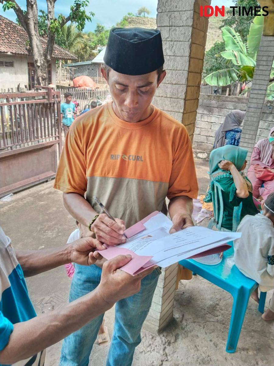 Foto salah satu keluarga korban saat menandatangani surat pernyataan tolak autopsi jasad (Dok/Polsek Sanggar)