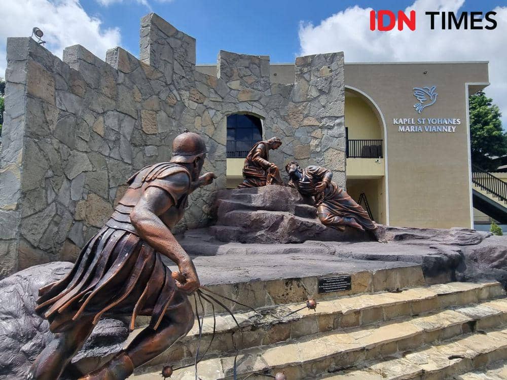 Destinasi wisata Rohani umat Katolik di  Perbatasan Palembang Banyuasin yang menggambarkan Via Delorosa atau jalan penderitaan Yesus sebelum disalib di Bukit Golgota (IDN Times/Rangga Erfizal)