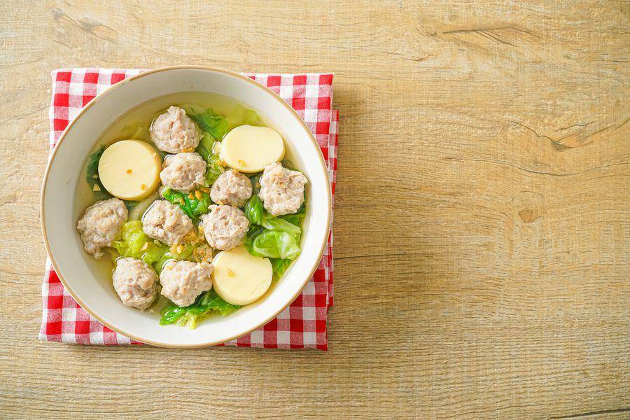 sayur bening sawi putih bakso tahu (vecteezy.com/topntp26)