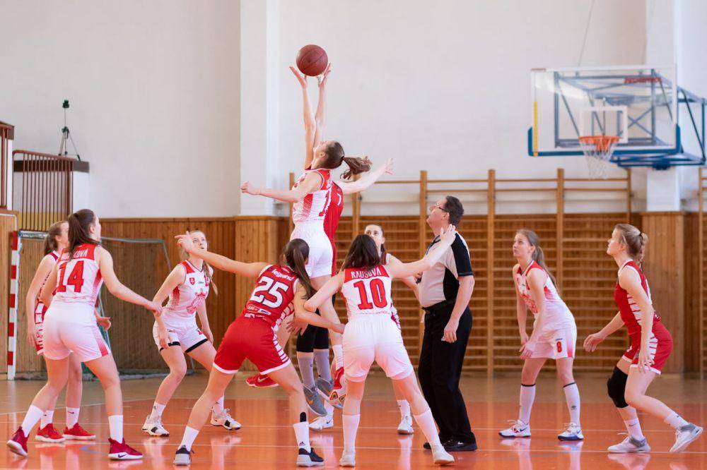 ilustrasi pertandingan olahraga basket (pexels.com/IMG_1979 Števonka)