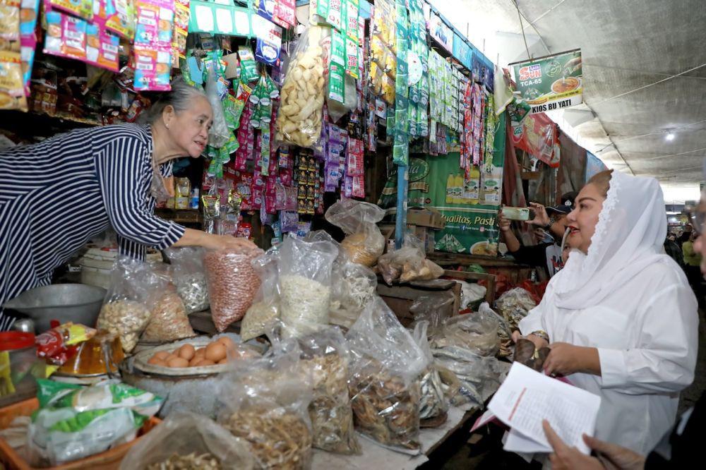 Wali Kota Semarang, Hevearita Gunaryanti Rahayu memantau harga sembako di pasar tradisional. (dok. Pemkot Semarang)