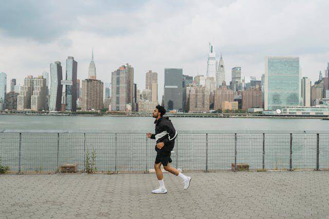 ilustrasi pria sedang jogging (pexels.com/Ketut Subiyanto)