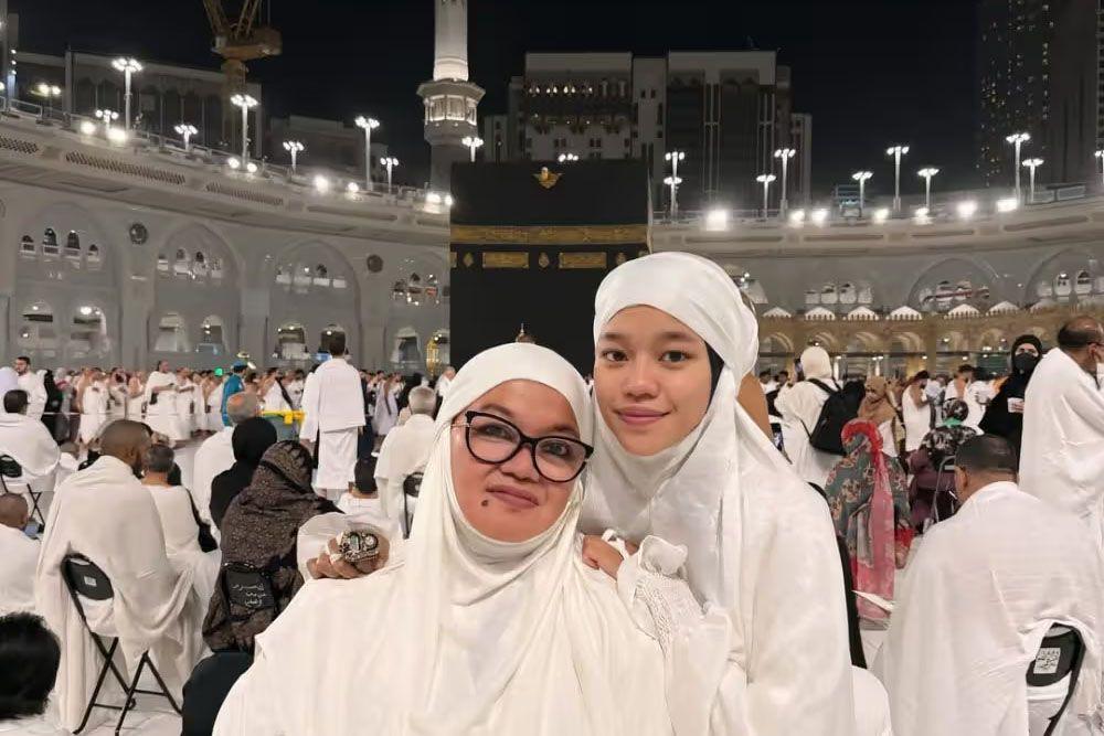 8 Potret Ummi Quary Umrah Perdana, Bahagia Bisa Ajak Ibu