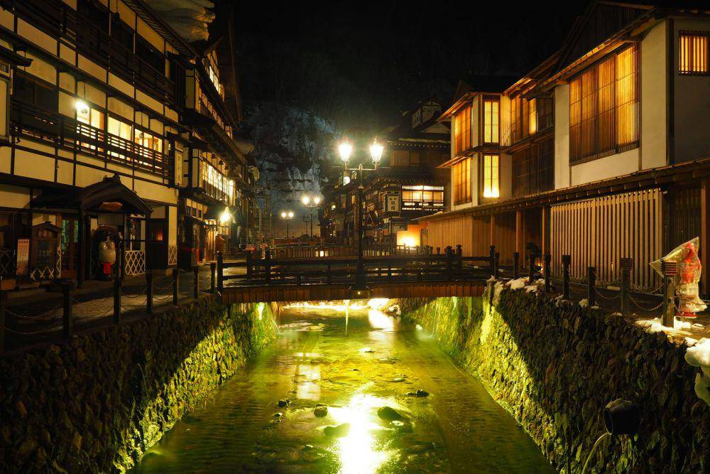Ginzan Onsen (unsplash.com/Shino Nakamura)