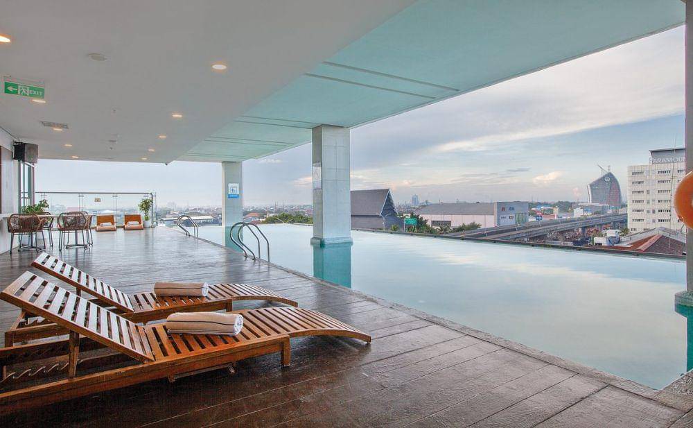 Pemandangan poolside Vasaka Hotel Makassar dengan latar belakang suasana kota. (Dok. Istimewa)