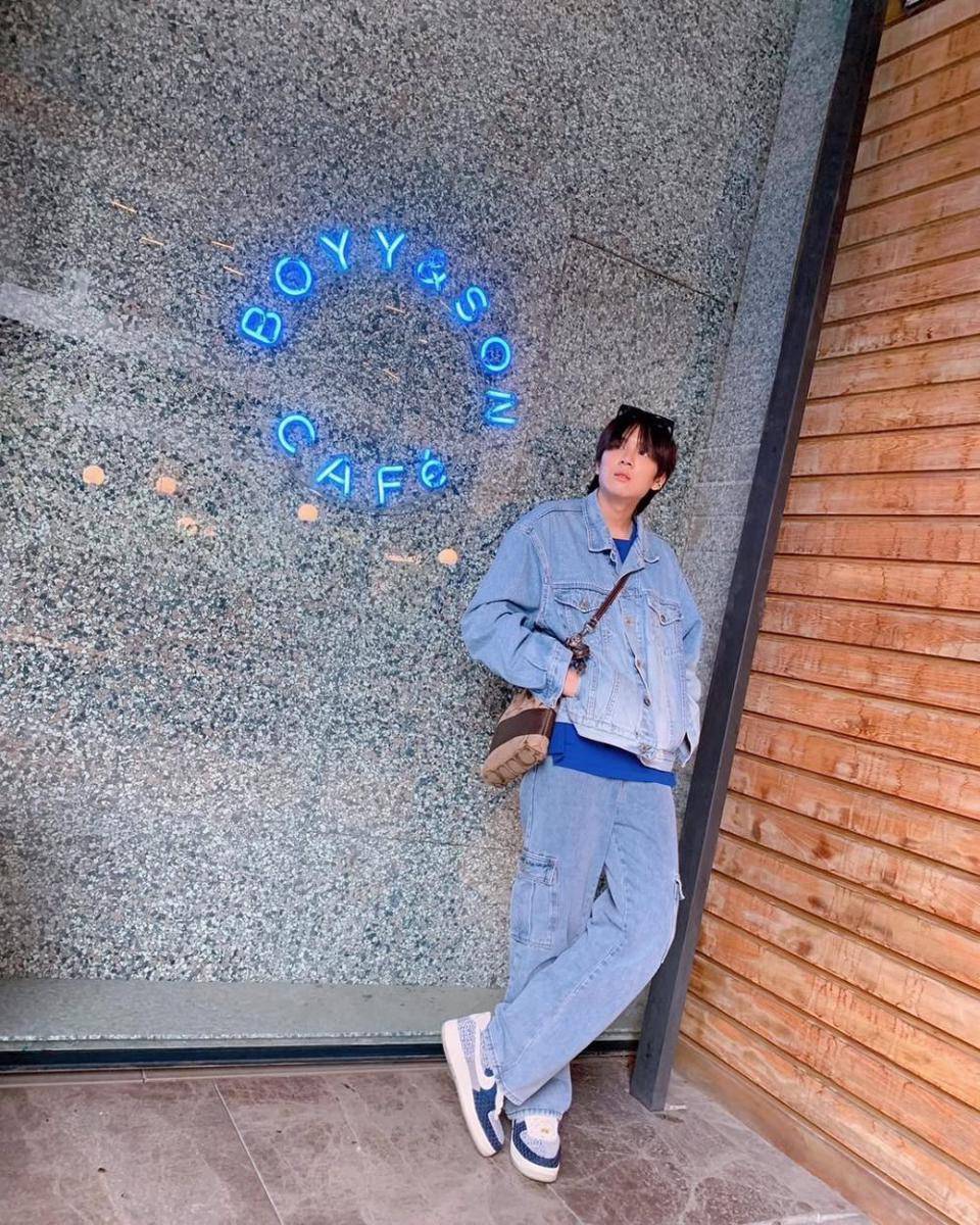 styling cargo jeans ala Pon Thanapon (Instagram.com/thana_pon)
