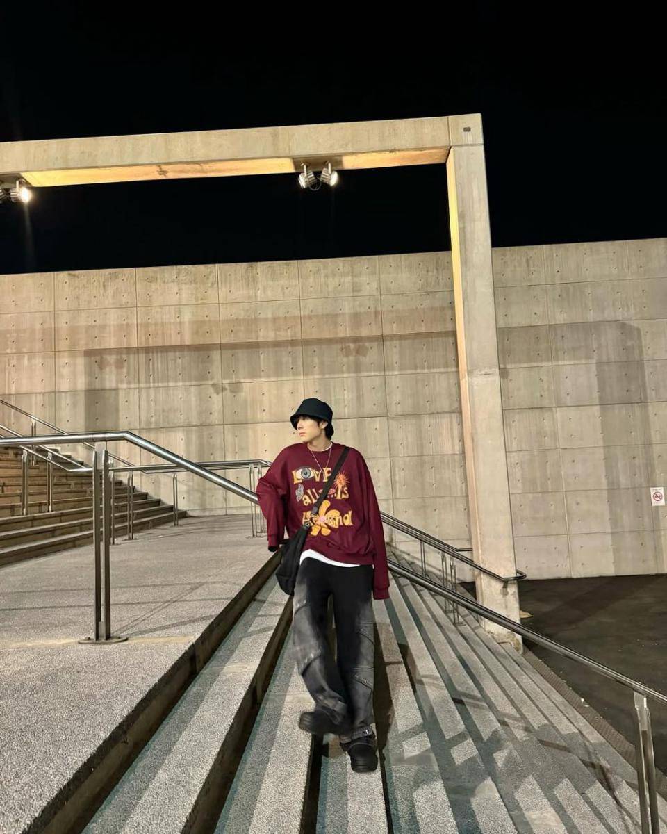 styling cargo jeans ala Pon Thanapon (Instagram.com/thana_pon)