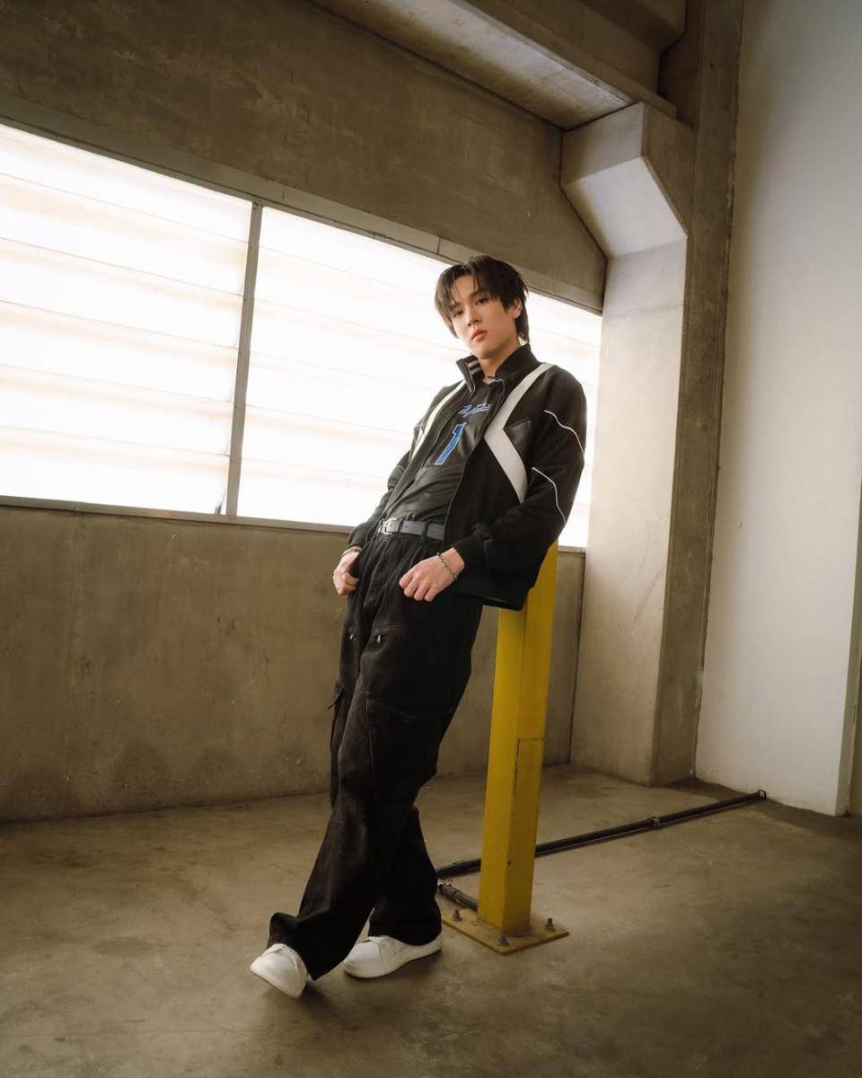 styling cargo jeans ala Pon Thanapon (Instagram.com/thana_pon)