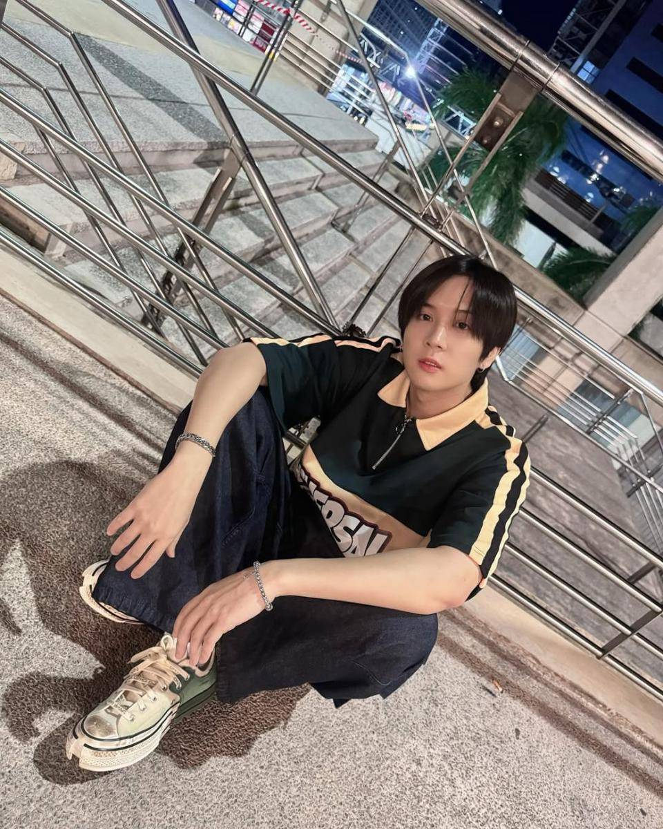 styling cargo jeans ala Pon Thanapon (Instagram.com/thana_pon)