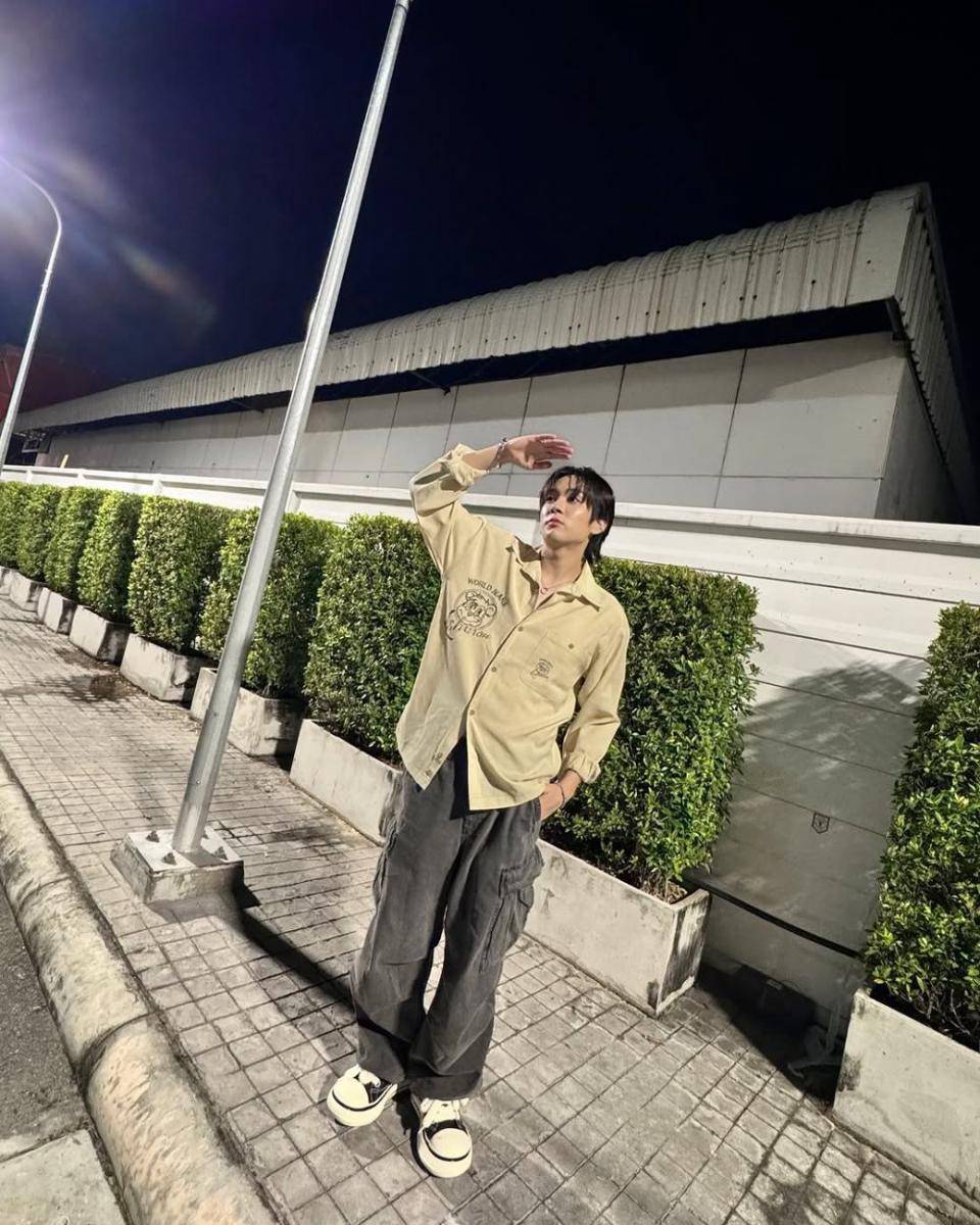 styling cargo jeans ala Pon Thanapon (Instagram.com/thana_pon)
