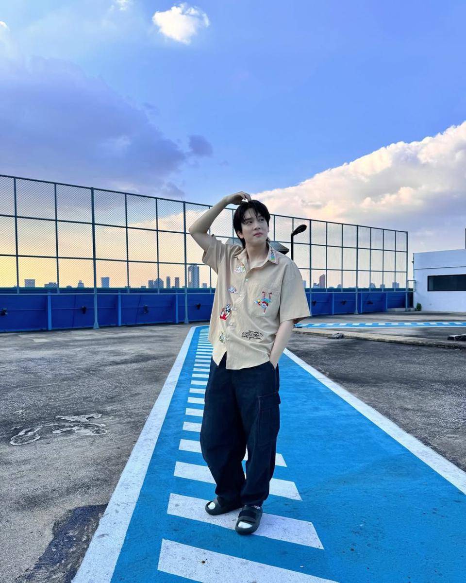 styling cargo jeans ala Pon Thanapon (Instagram.com/thana_pon)