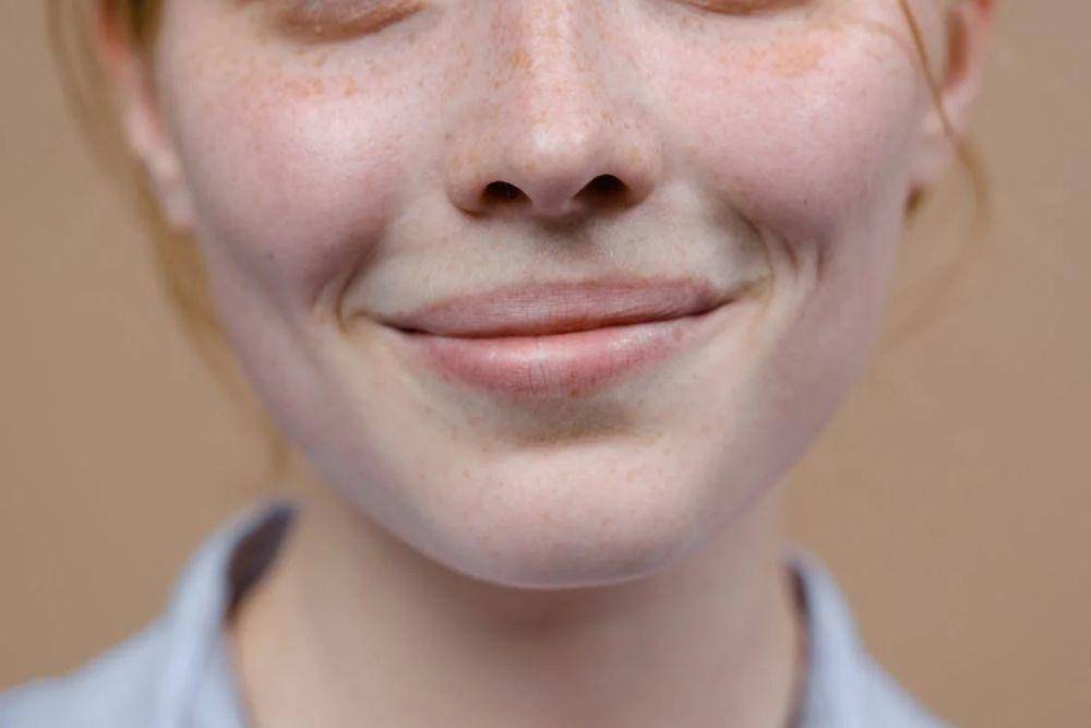 ilustrasi membersihkan bibir (pexels.com/Tima Miroshnichenko)