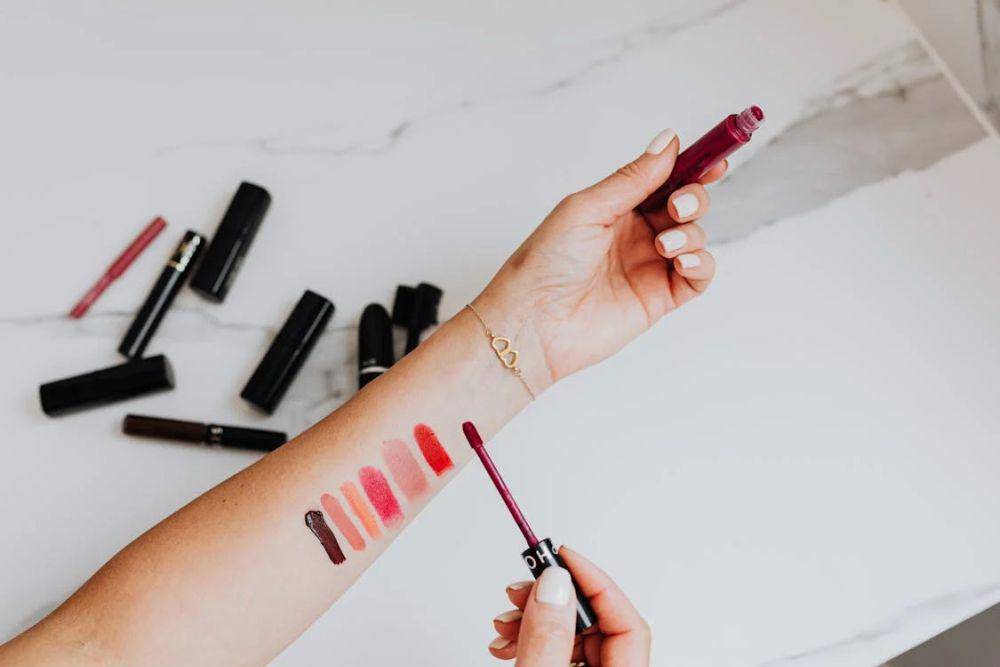 ilustrasi sharing lipstick (pexels.com/Photo By: Kaboompics.com)
