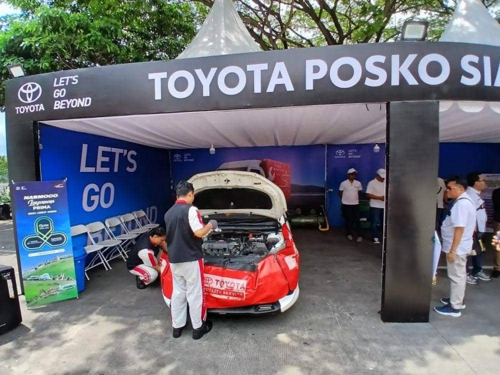 Nasmoco Group siap melayani pelanggan Toyota yang melakukan mudik pada momen Natal dan Tahun Baru 2025 (Nataru) melalui layanan Toyota Posko Siaga di Rest Area Tol Km 429 A Ungaran dan Toyota Mobile Service. (dok. Nasmoco)