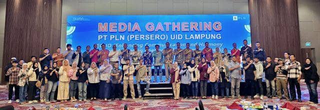 General Manager PLN UID Lampung (tengah) Muhammad Joharifin  bersama Jajaran Managemen berfoto bersama Awak Media yang hadir pada gelaran Media Gathering di Ballroom Hotel Radisson, Kamis (19/12/2024). (Dok. PLN UID Lampung).