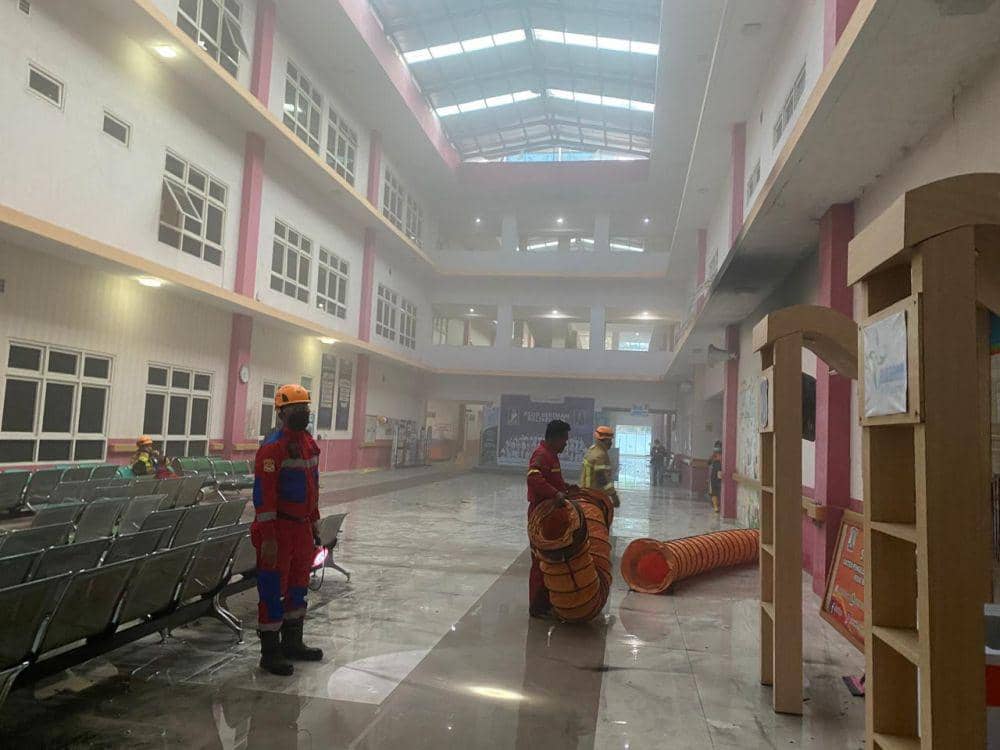 Personel BPBD Balikpapan berusaha mengeluarkan asap yang memenuhi ruangan di RSUD Beriman. (Dok. BPBD Balikpapan).