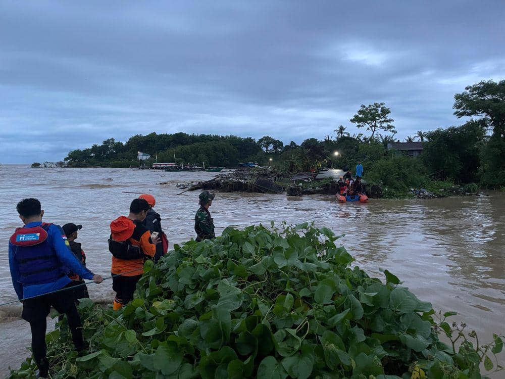 Kantor Basarnas Makassar menurunkan tim evakuasi di lokasi banjir di Kabupaten Barru, Sulawesi Selatan, Sabtu (21/12/2024). (Dok. Basarnas Makassar)