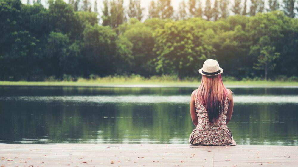 ilustrasi seorang perempuan merenung di pinggir danau (freepik.com/jcomp)