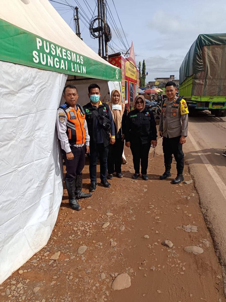 Para petugas medis yang stand by di Jalintim Sungai Lilin. (Dok. Dinkes Muba)