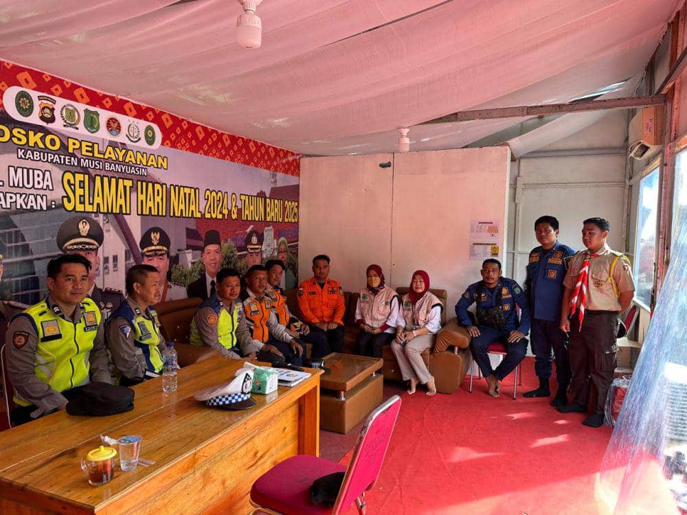 Para petugas stand by di Posyan Sungai Lilin. (Dok. Dinkes Muba)