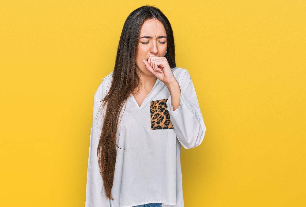 Seorang perempuan mengalami batuk-batuk akibat bronkitis.