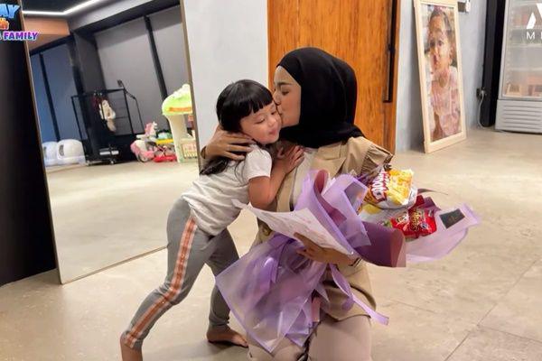 7 Potret Aurel Dapat Kejutan Hari Ibu dari Ameena dan Azura, Sweet!