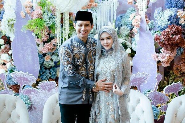 7 Potret Pengajian dan Gender Reveal Kehamilan Istri Chand Kelvin