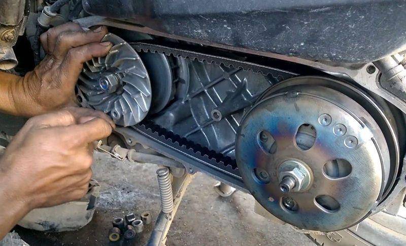 ilustrasi pemasangan v-belt motor matic (dok. YouTube/saudara motor)