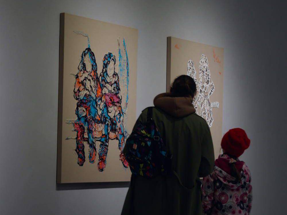 ilustrasi ibu dan anak di pameran seni (pexels.com/Kübra Kuzu)
