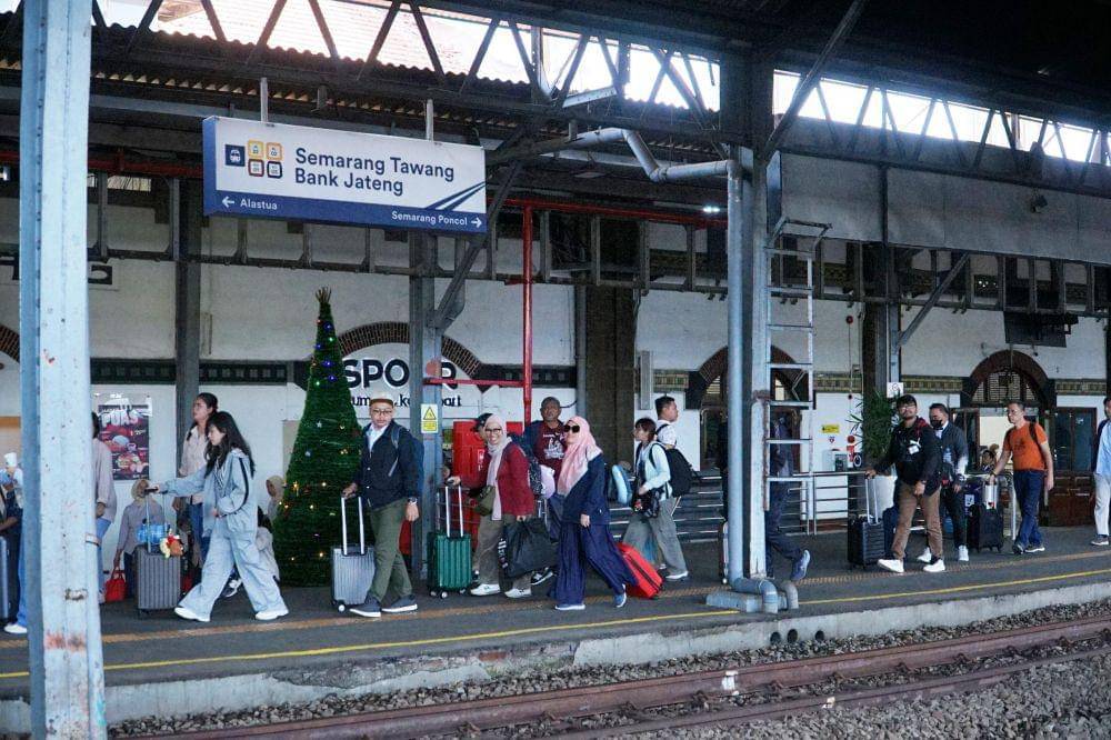 Sejumlah calon penumpang kereta api yang memadati selasar ruang tunggu Stasiun Semarang Tawang. (IDN Times/Dok Humas Daop 4 Semarang)