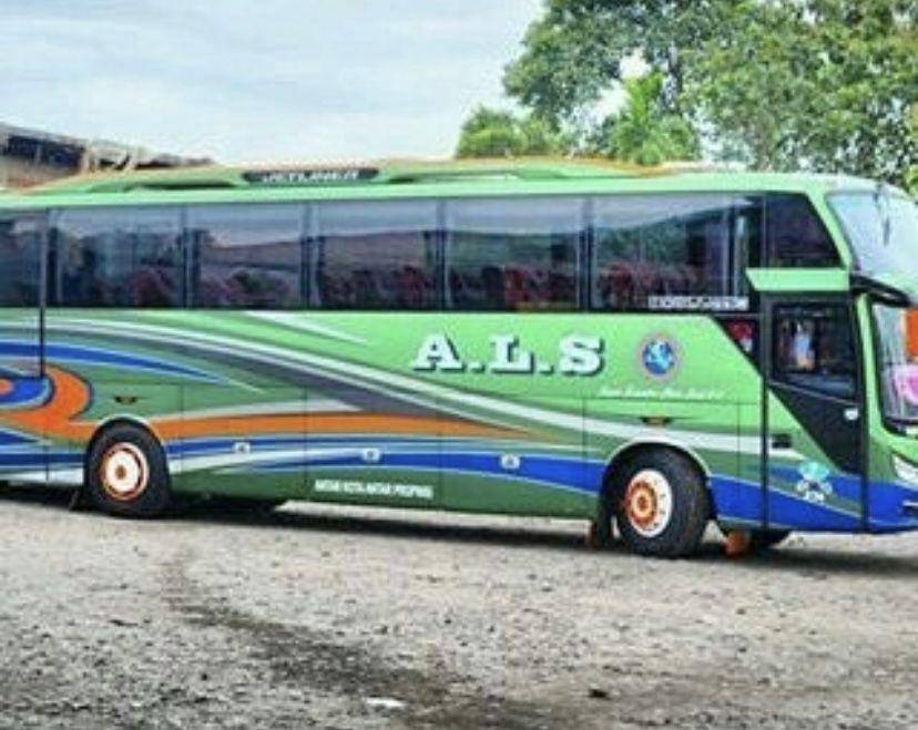 Perjalanan jalur darat menggunakan bus (instagram @putra_pelangi_perkasa)