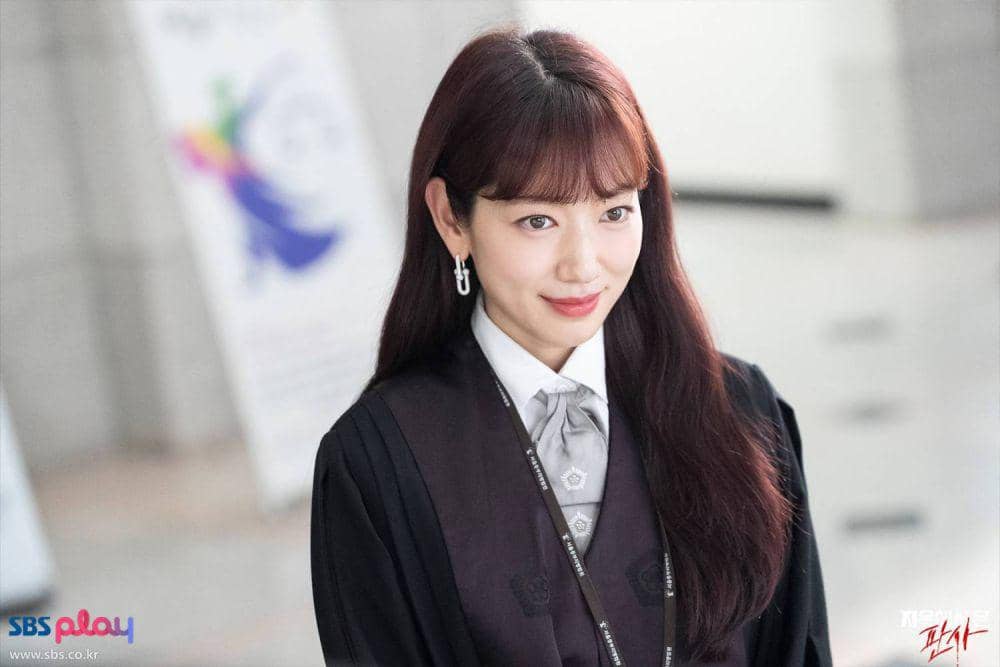 potret Park Shin Hye di drakor The Judge from Hell (dok. SBS/The Judge from Hell)