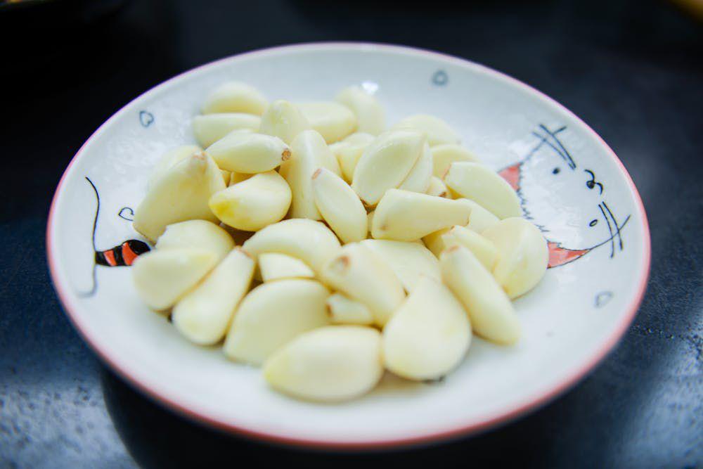 7 Cara Mengatasi Masakan yang Kebanyakan Bawang Putih