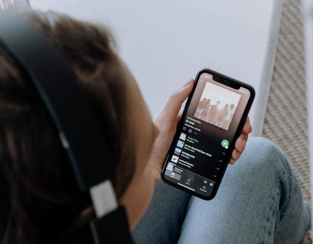 ilustrasi mendengarkan Spotify (pexels.com/@cottonbro)