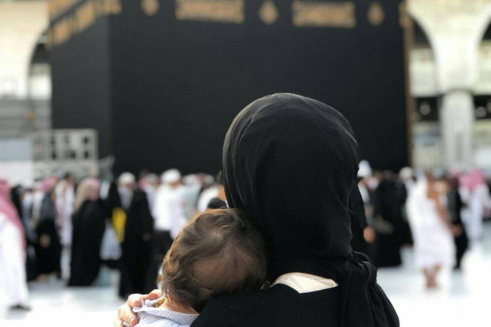 ilustrasi umroh bersama anak (pexels.com/Lalezarfa)