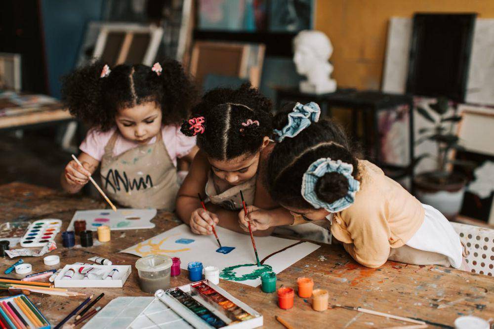 ilustrasi anak mengikuti kursus melukis saat liburan (pexels.com/Vlada Karpovich)