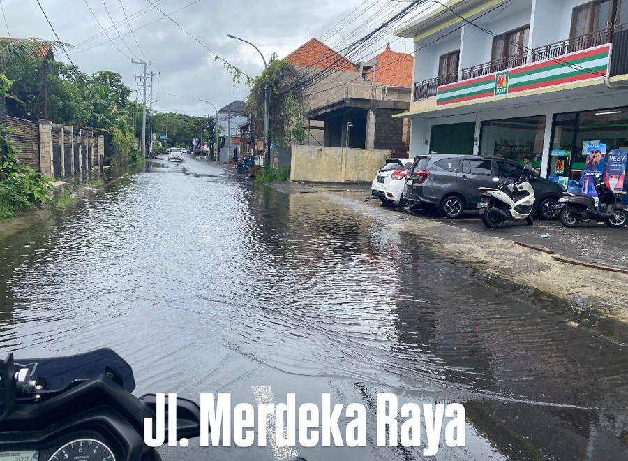 Banjir di Jalan Merdeka Raya, Kuta, Kabupaten Badung. (Dok. Istimewa)