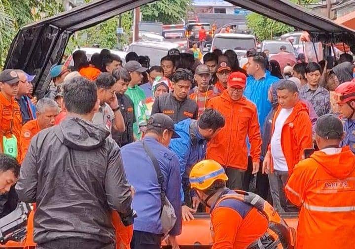 Wali Kota Makassar Moh Ramdhan 'Danny' Pomanto meninjau langsung kondisi banjir yang terjadi di Jalan Kecaping Blok 8 dan 10 Kelurahan Manggala, Kecamatan Manggala, Makassar, Sulawesi Selatan (Sulsel) Minggu (22/12/24). IDN Times/Darsil Yahya Mustari
