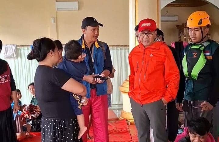 Wali Kota Makassar Moh Ramdhan 'Danny' Pomanto meninjau langsung kondisi banjir yang terjadi di Jalan Kecaping Blok 8 dan 10 Kelurahan Manggala, Kecamatan Manggala, Makassar, Sulawesi Selatan (Sulsel) Minggu (22/12/24). IDN Times/Darsil Yahya Mustari