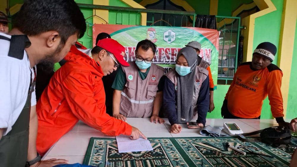 Wali Kota Makassar Moh Ramdhan 'Danny' Pomanto meninjau langsung kondisi banjir yang terjadi di Jalan Kecaping Blok 8 dan 10 Kelurahan Manggala, Kecamatan Manggala, Makassar, Sulawesi Selatan (Sulsel) Minggu (22/12/24). IDN Times/Darsil Yahya Mustari